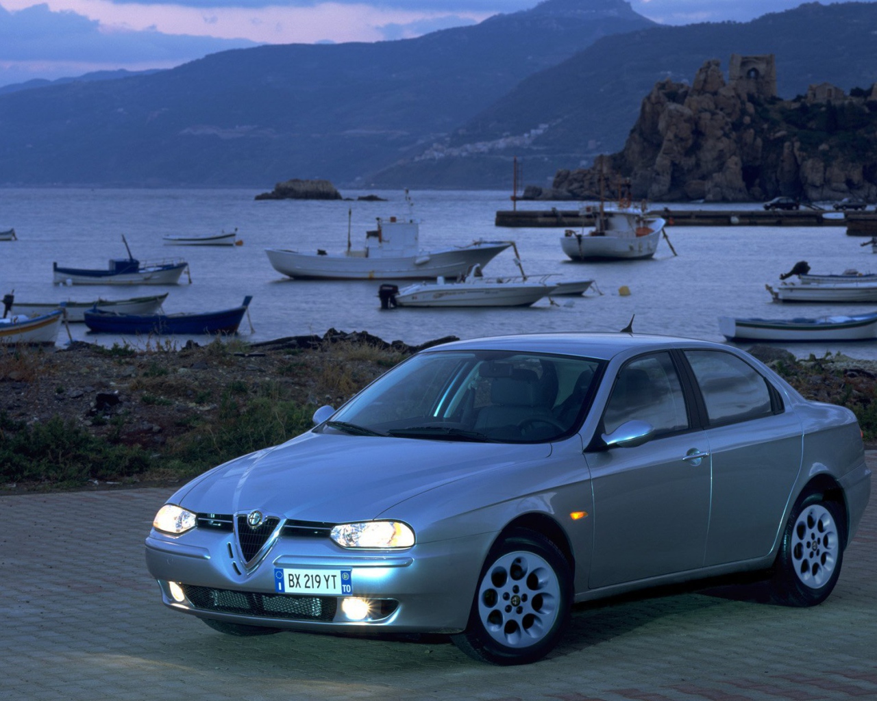 Автомобиль марки Alfa Romeo модели 156