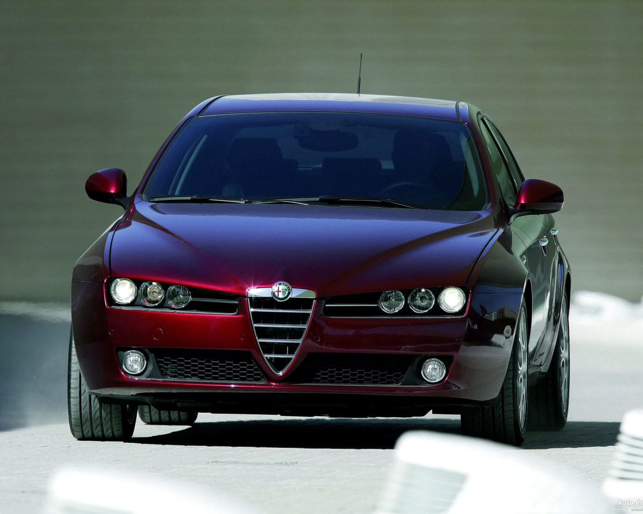 Вишневая Alfa Romeo 159