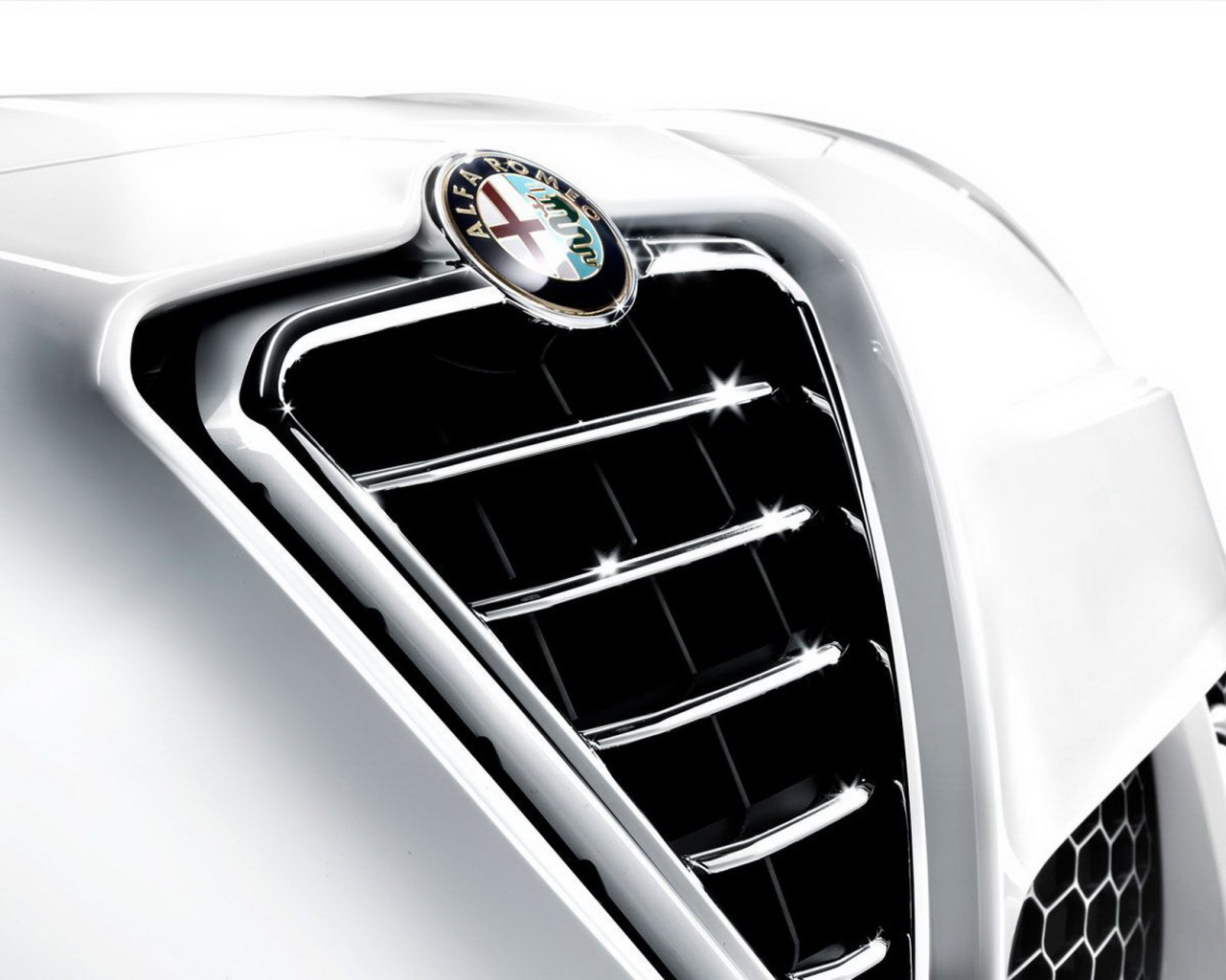 Красивый автомобиль Alfa Romeo 8c spider в Москве