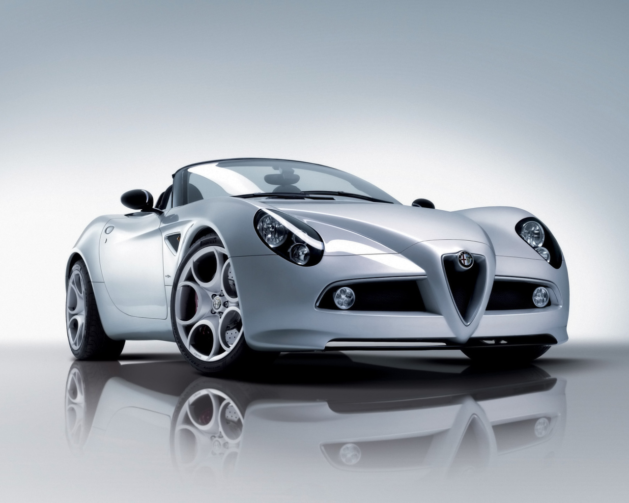 Надежная машина Alfa Romeo 8c spider