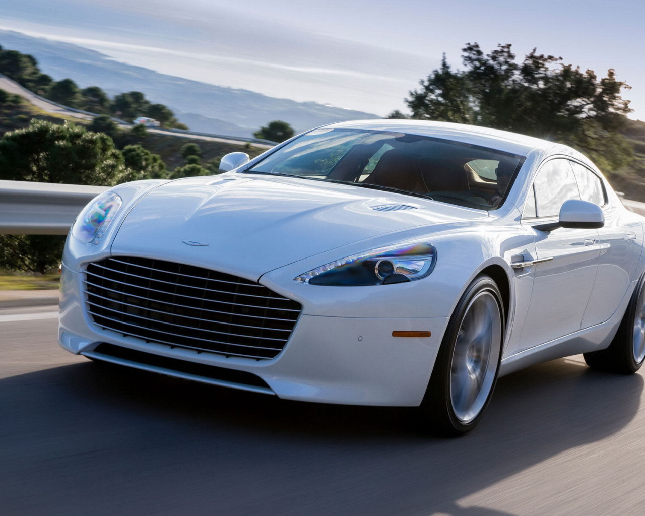 Автомобиль Aston Martin 2014 на дороге