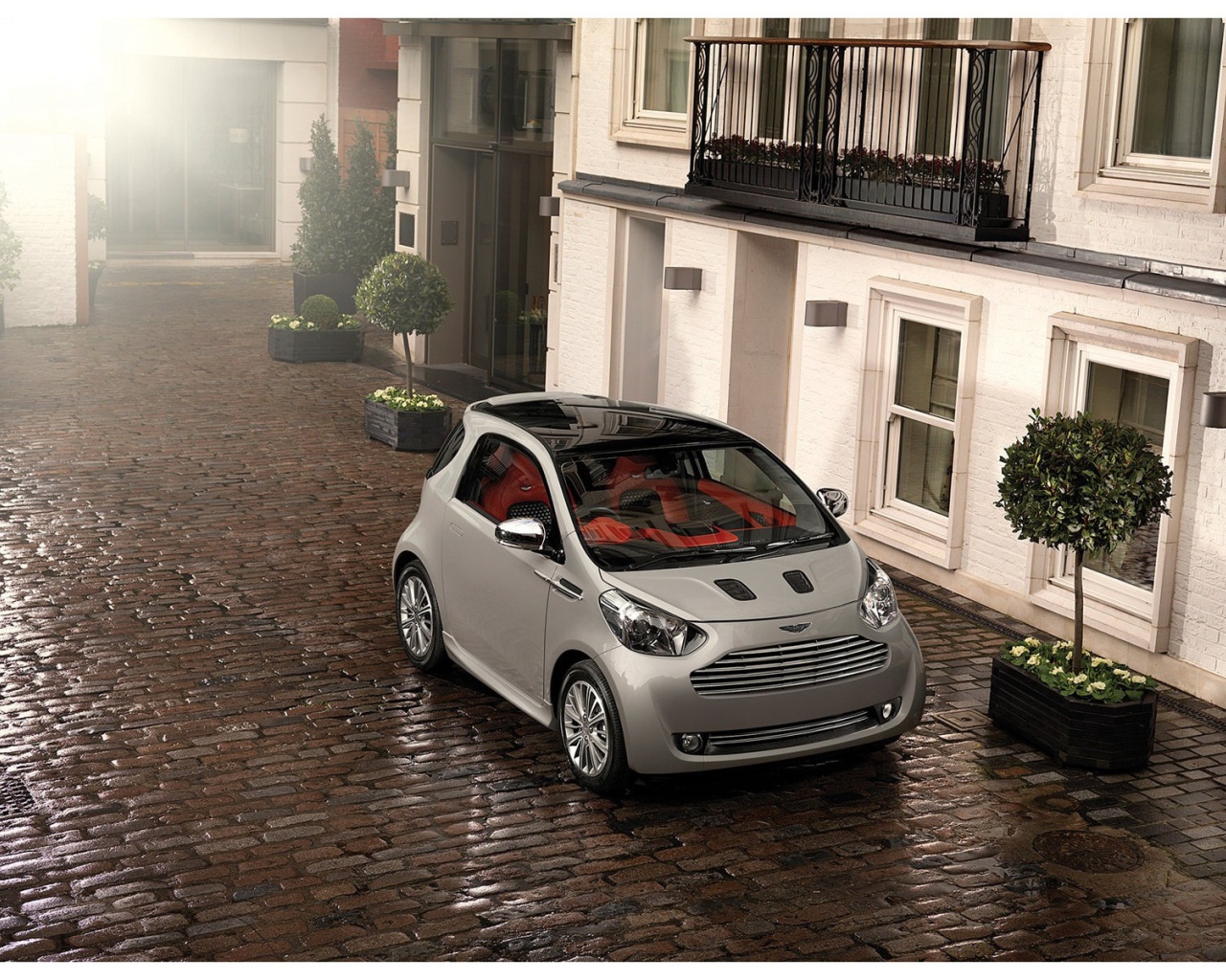 Автомобиль Aston Martin cygnet на дороге