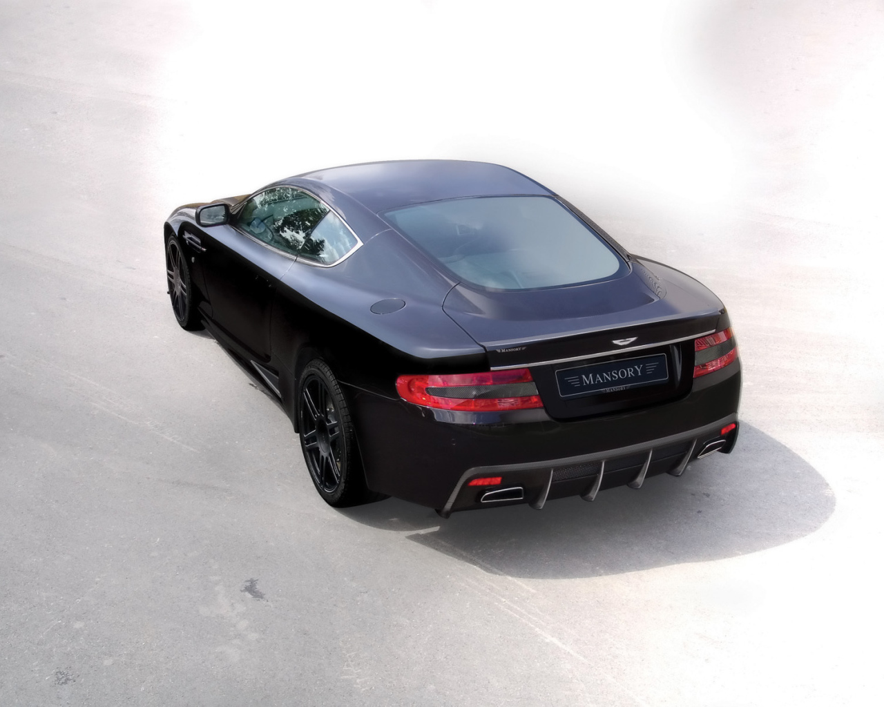 Автомобиль Aston Martin mansory на дороге