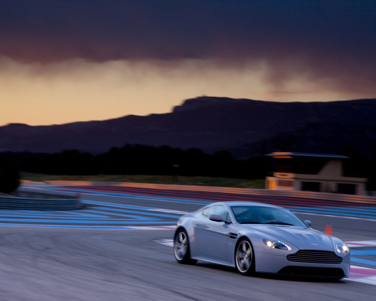 Автомобиль Aston Martin v12 на дороге