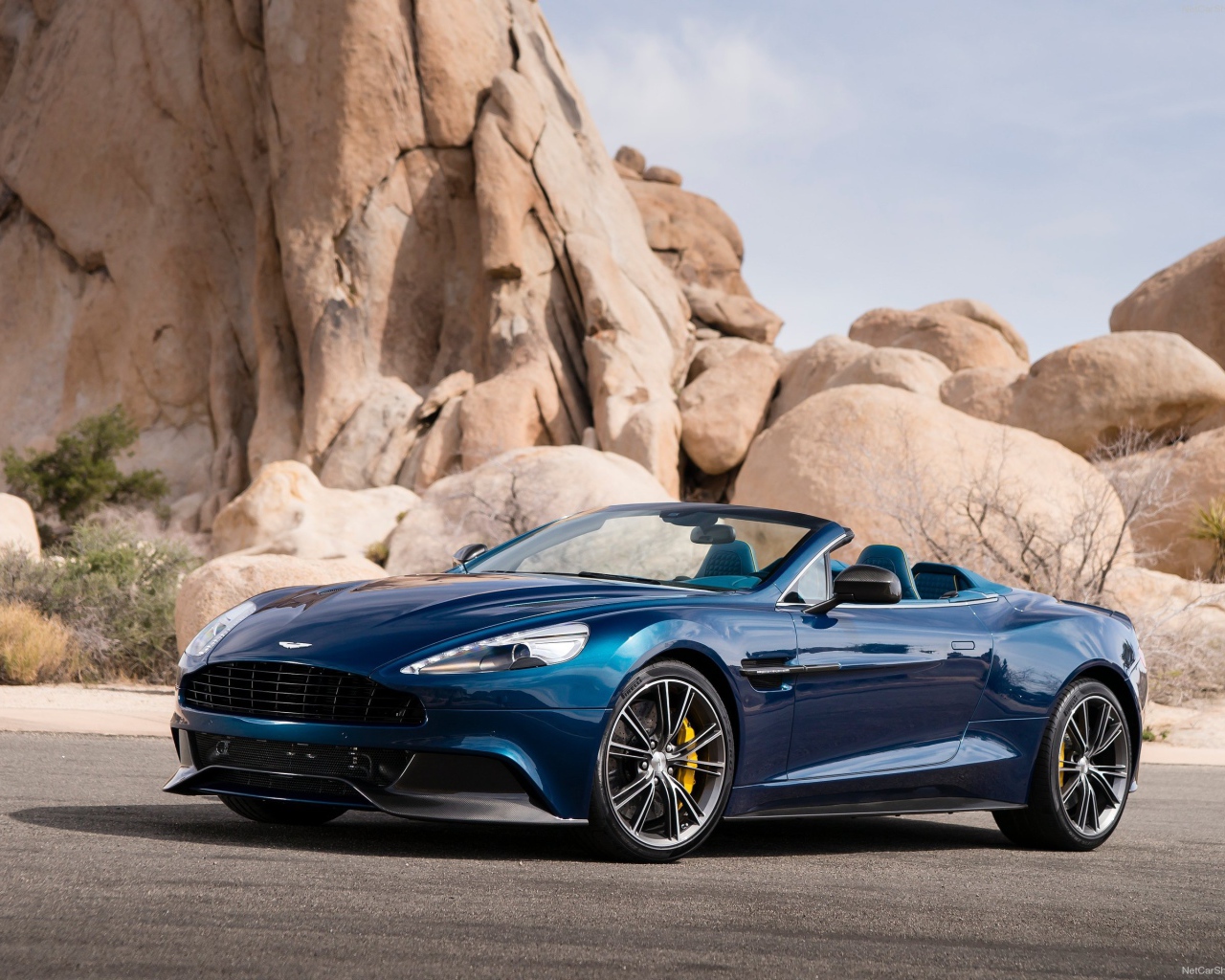 Автомобиль Aston Martin volante на дороге