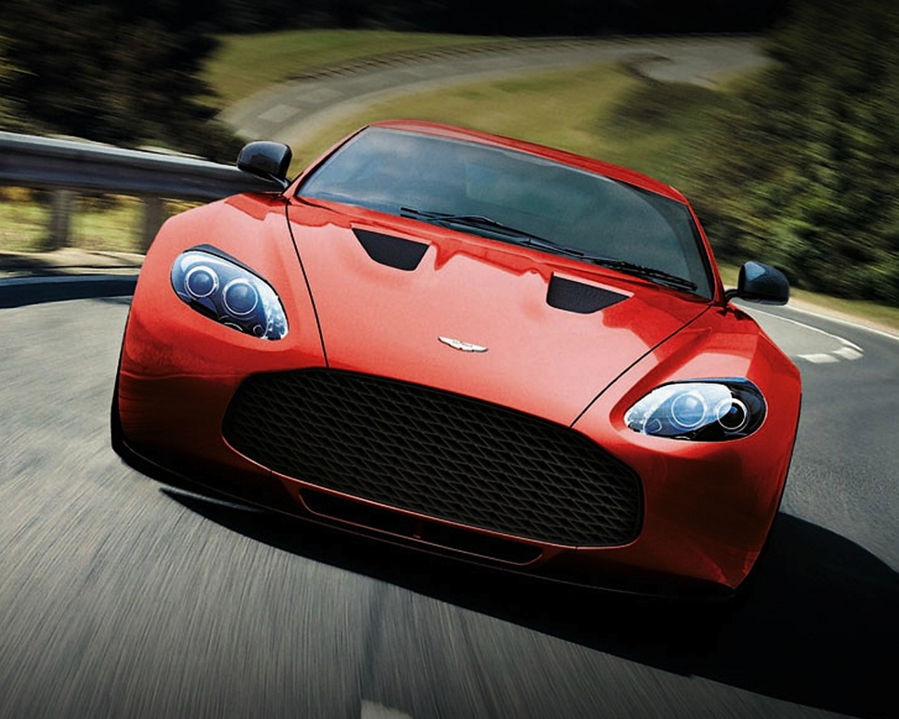 Автомобиль Aston Martin zagato на дороге