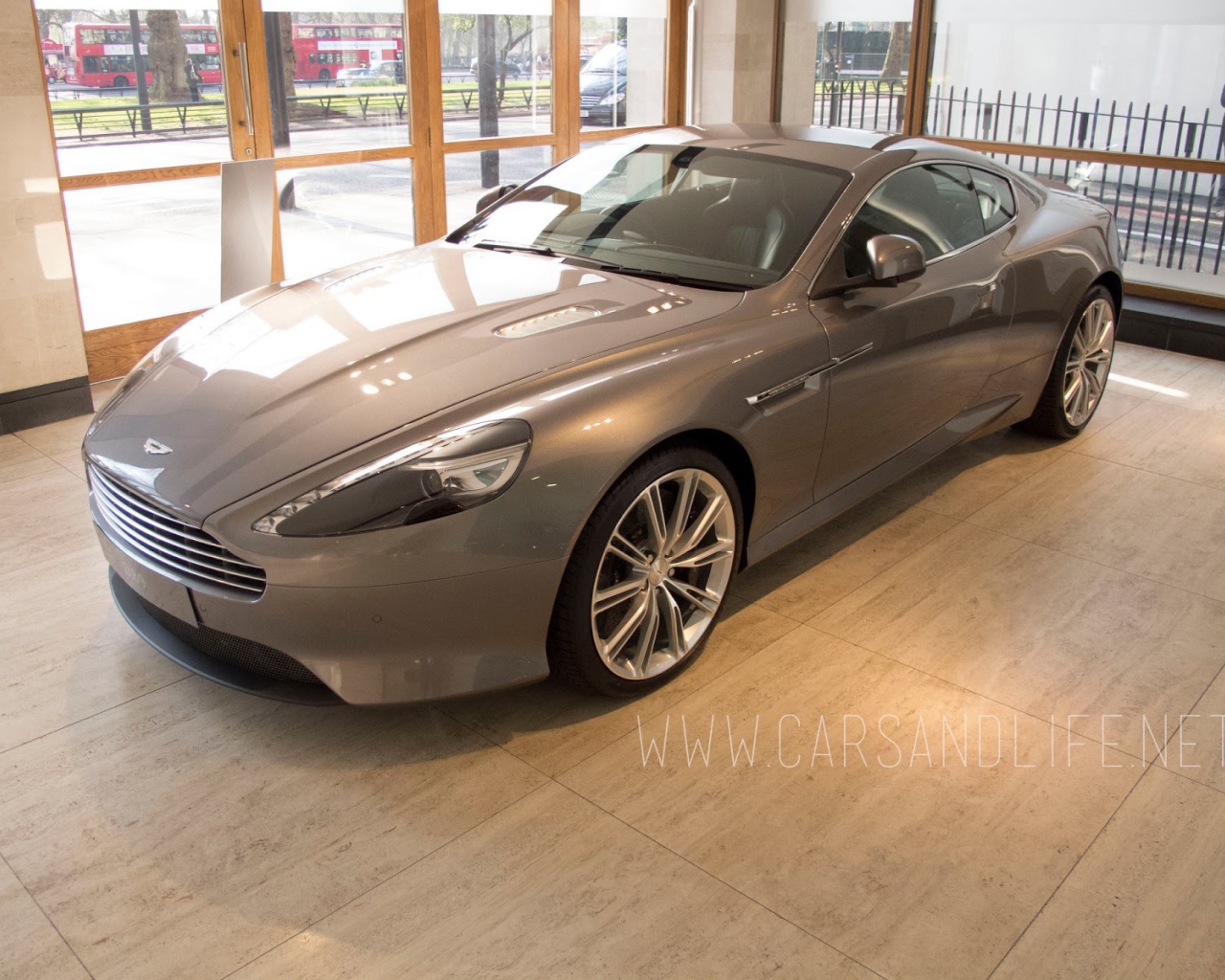 Красивый автомобиль Aston Martin aspire