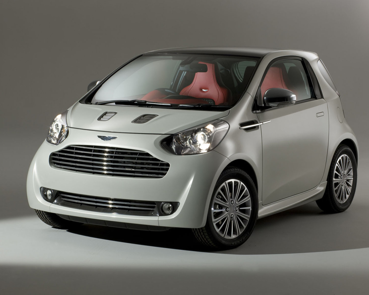 Красивый автомобиль Aston Martin cygnet