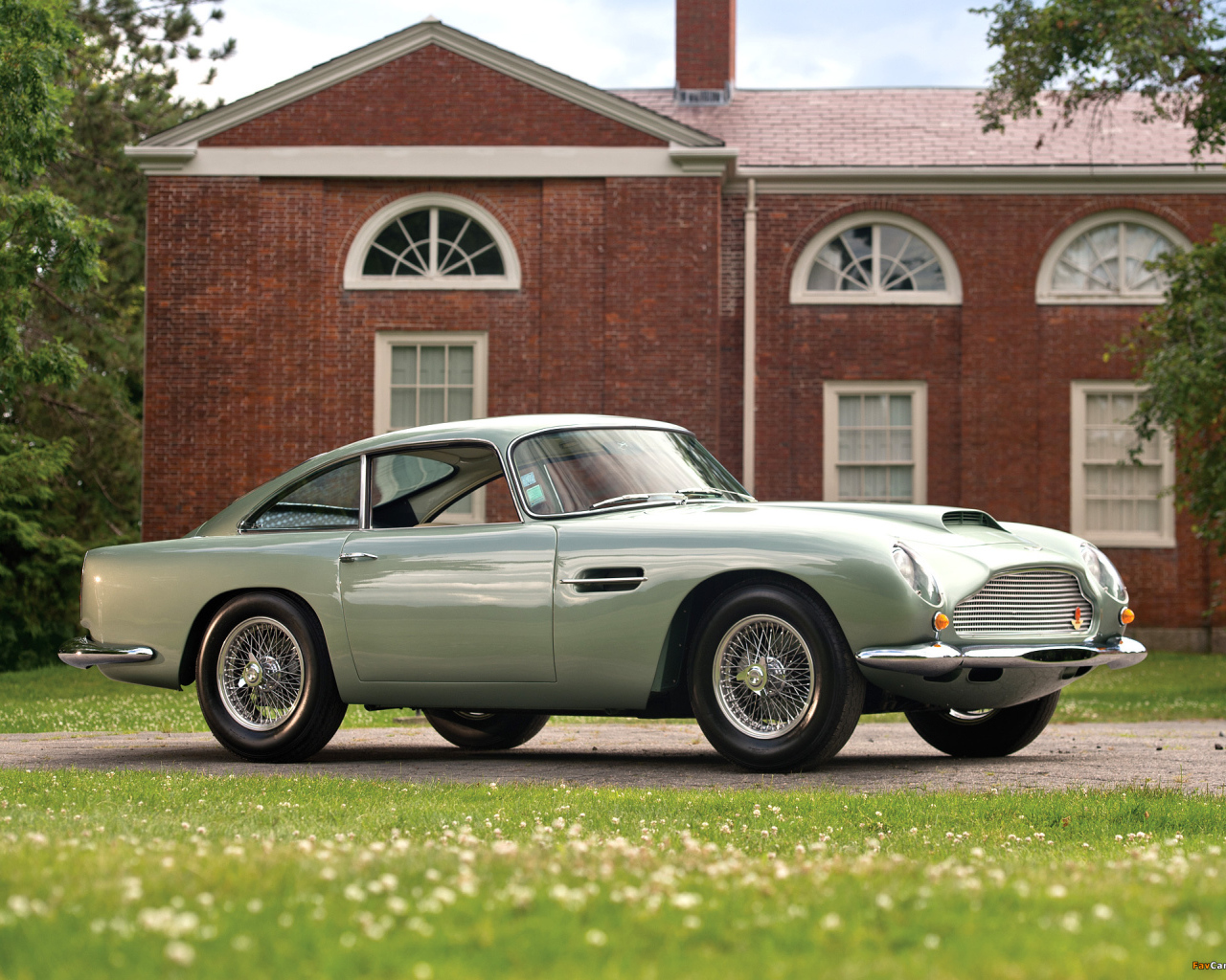 Красивый автомобиль Aston Martin db4