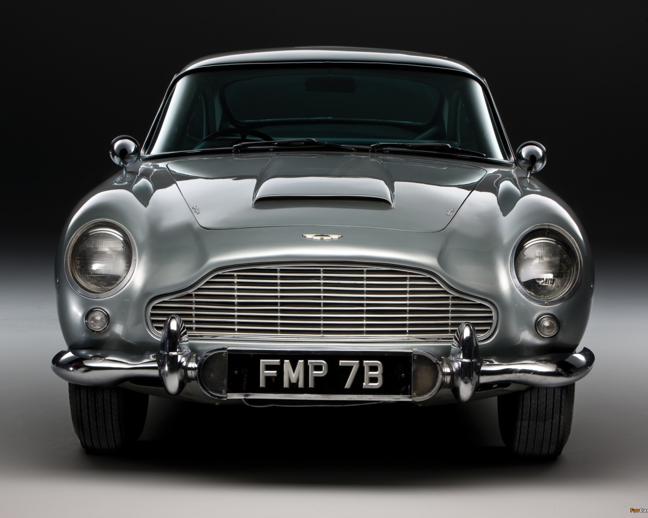 Красивый автомобиль Aston Martin db5