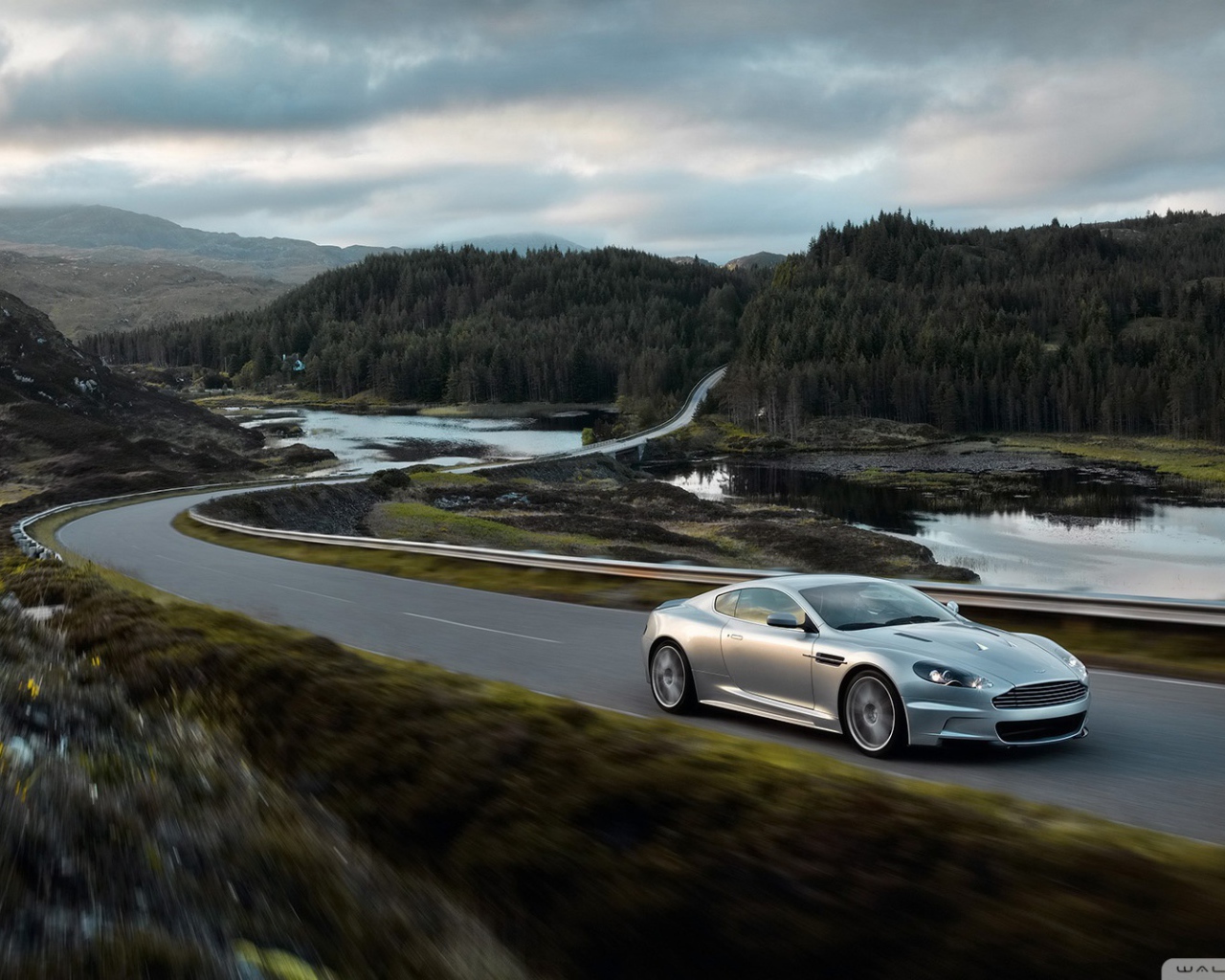 Красивый автомобиль Aston Martin dbs