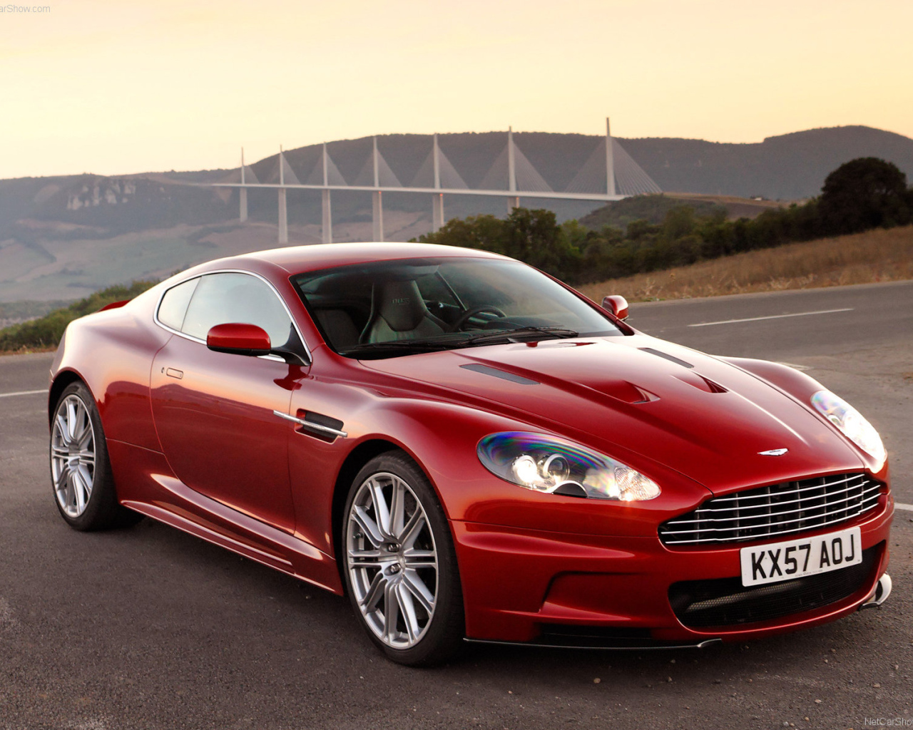 Красивый автомобиль Aston Martin dbs в Москве