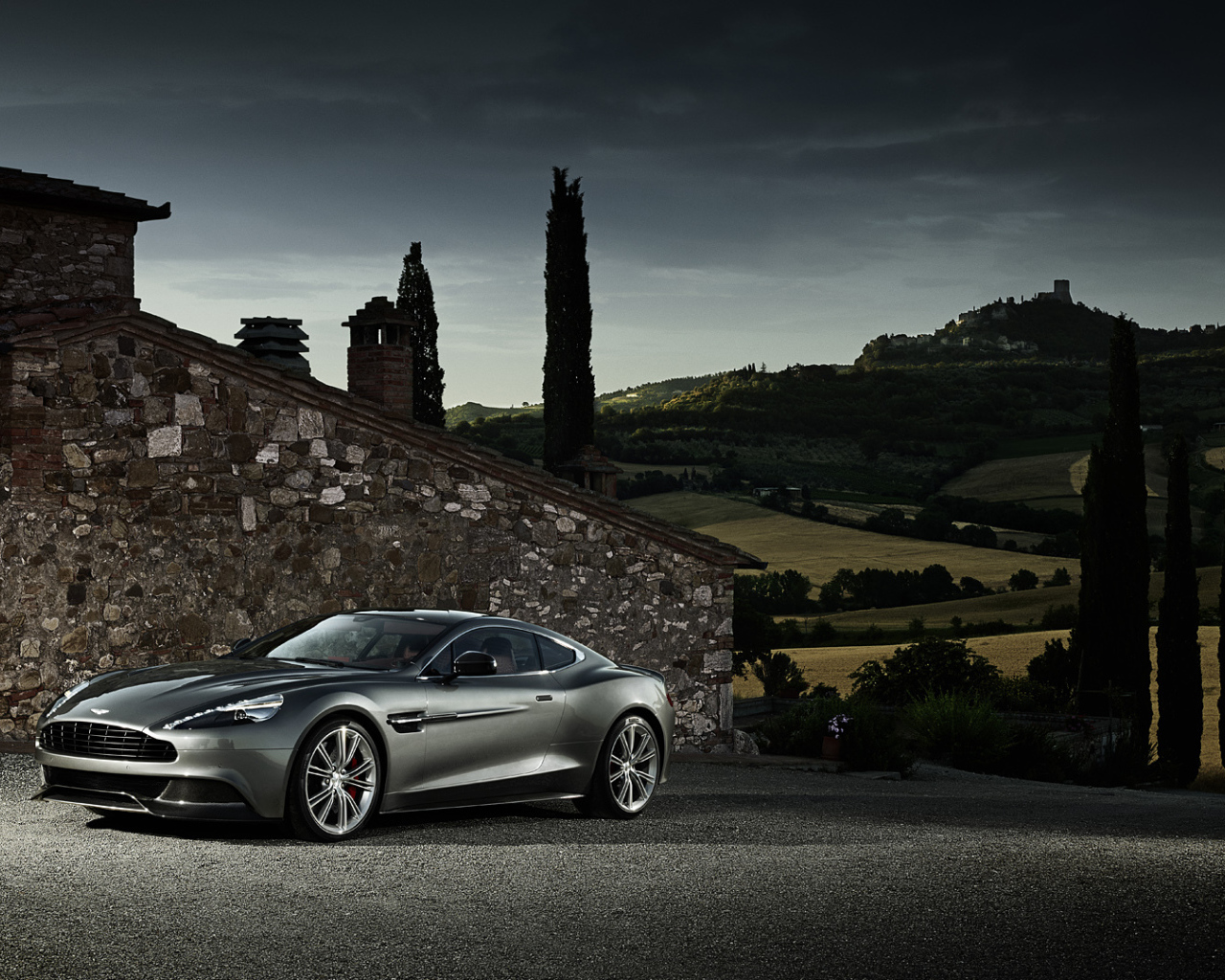 Красивый автомобиль Aston Martin 2013