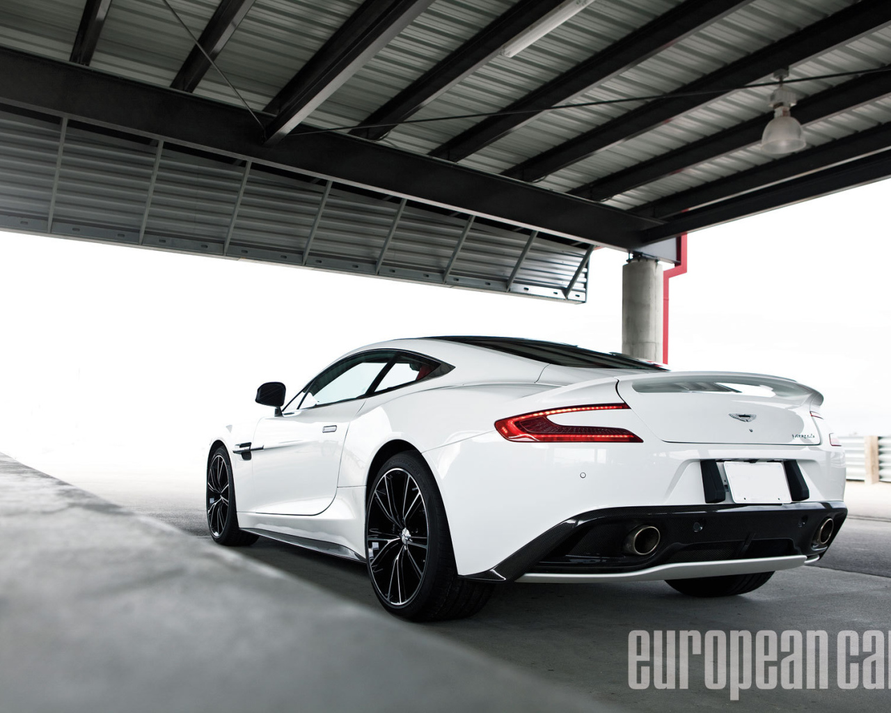 Красивый автомобиль Aston Martin 2014