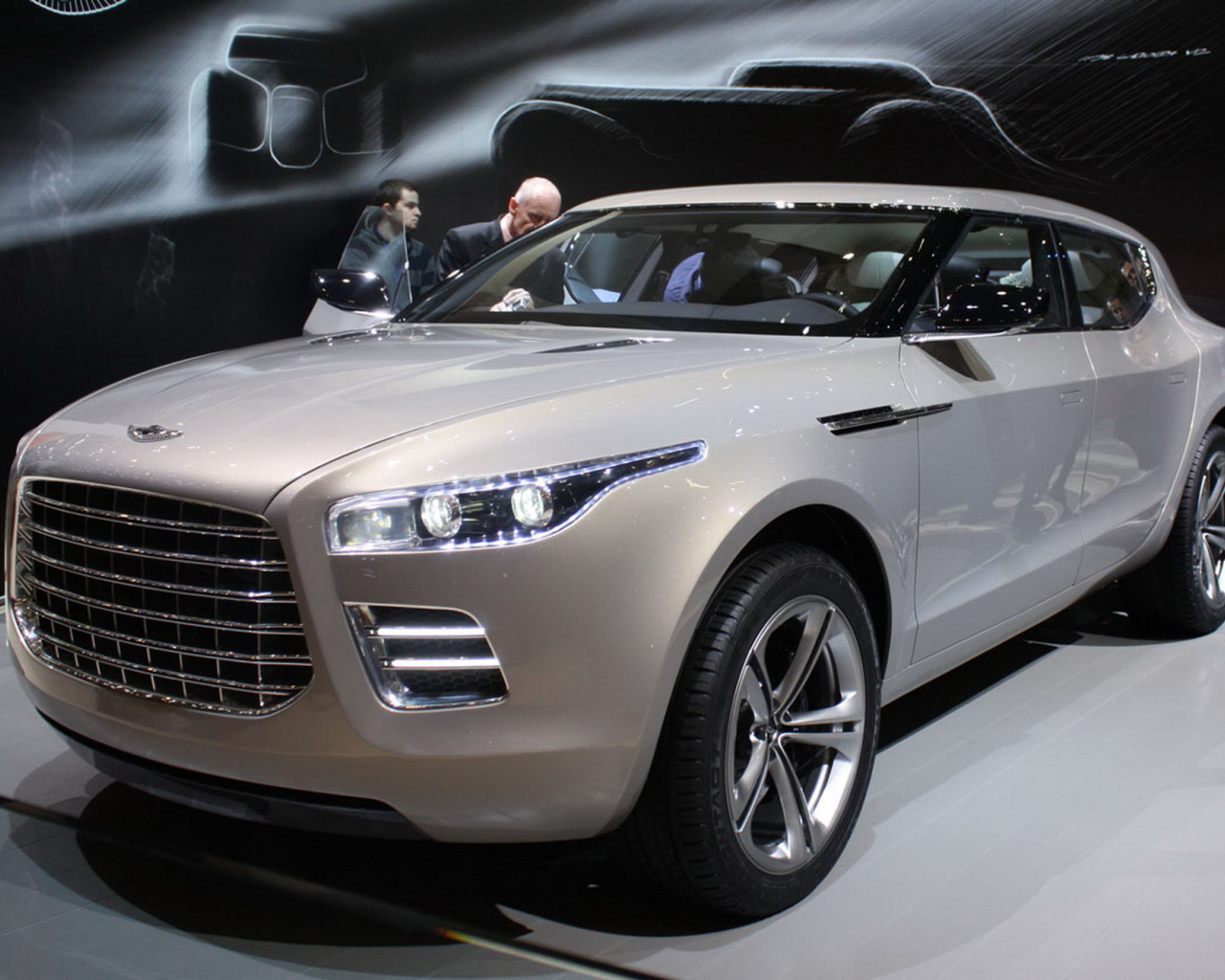 Красивый автомобиль Aston Martin lagonda