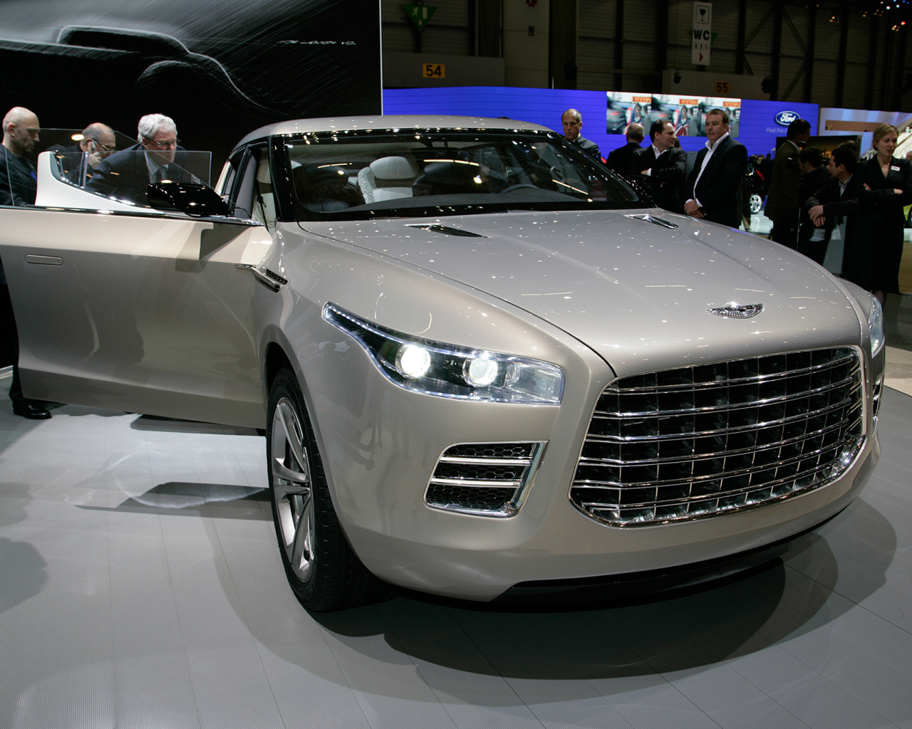 Красивый автомобиль Aston Martin lagonda в Москве