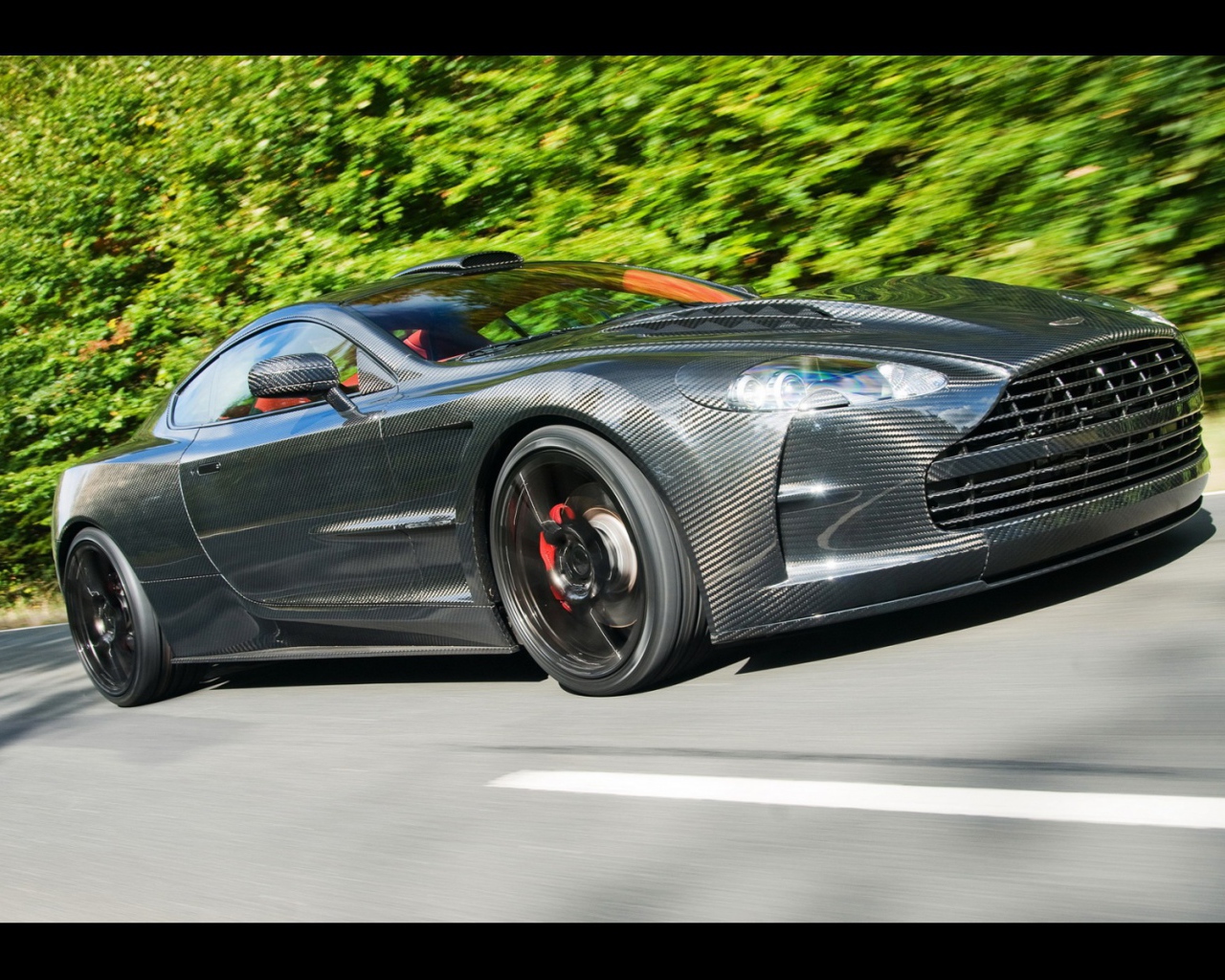 Красивый автомобиль Aston Martin mansory