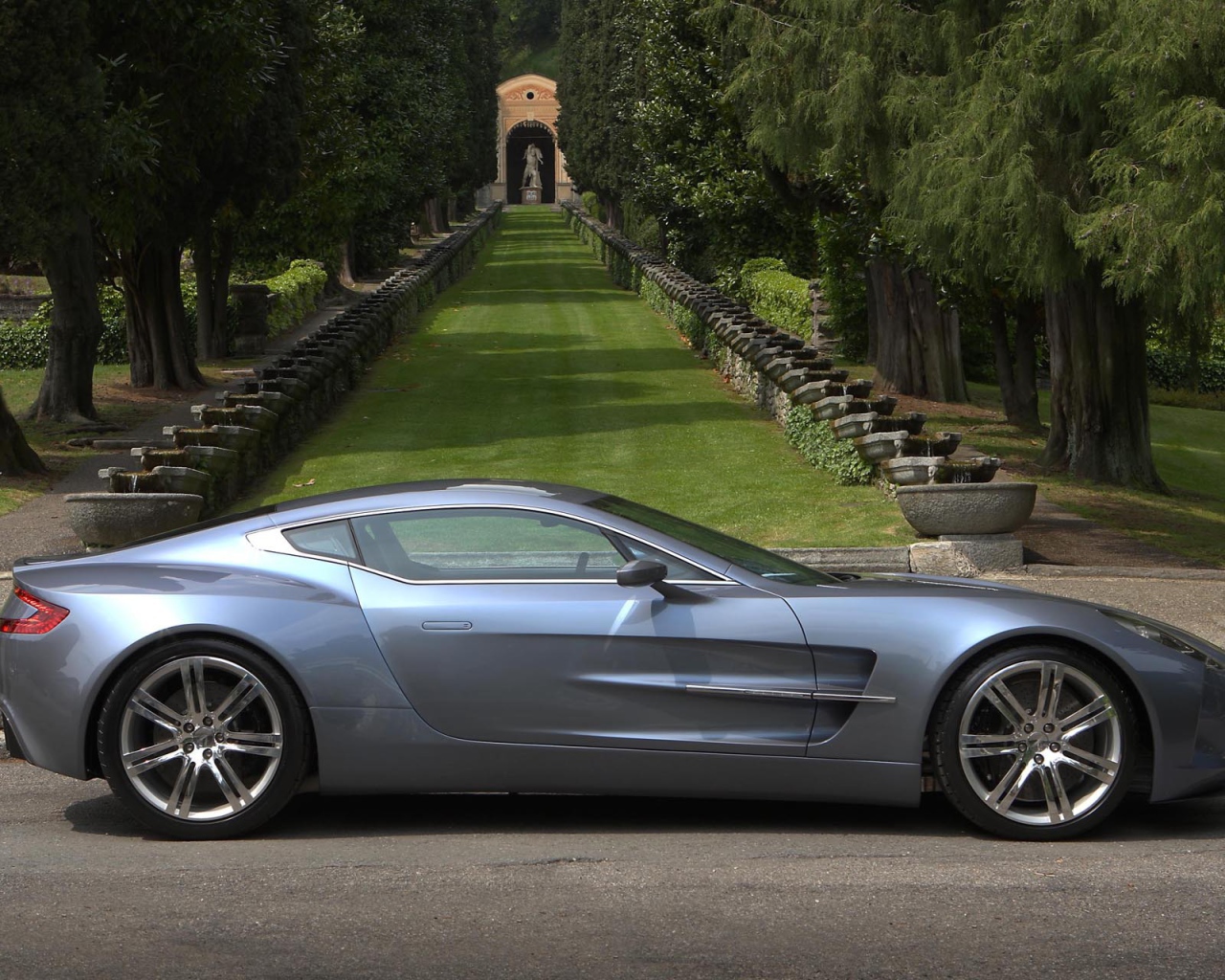 Красивый автомобиль Aston Martin one 77