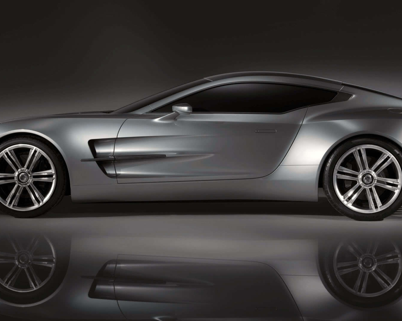 Красивый автомобиль Aston Martin one 77 в Москве