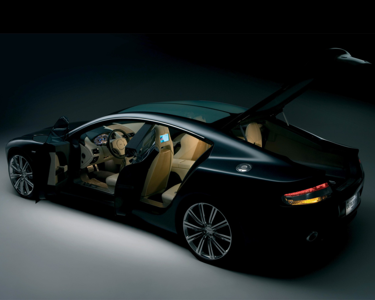 Красивый автомобиль Aston Martin rapide в Москве