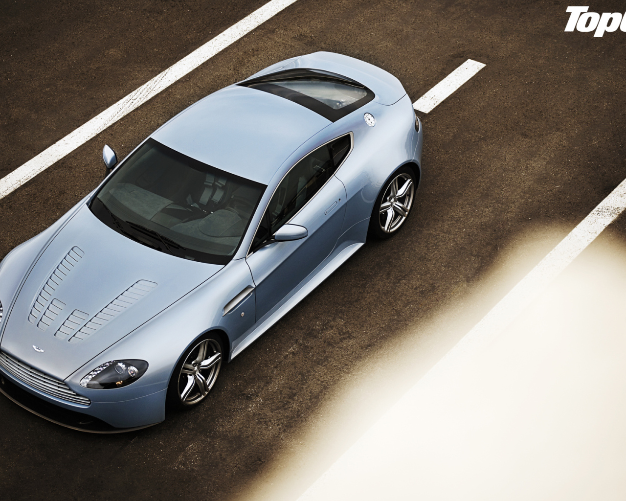 Красивый автомобиль Aston Martin top gear в Москве