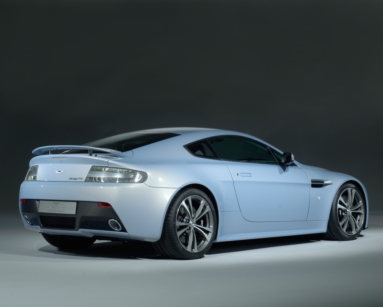 Красивый автомобиль Aston Martin v12