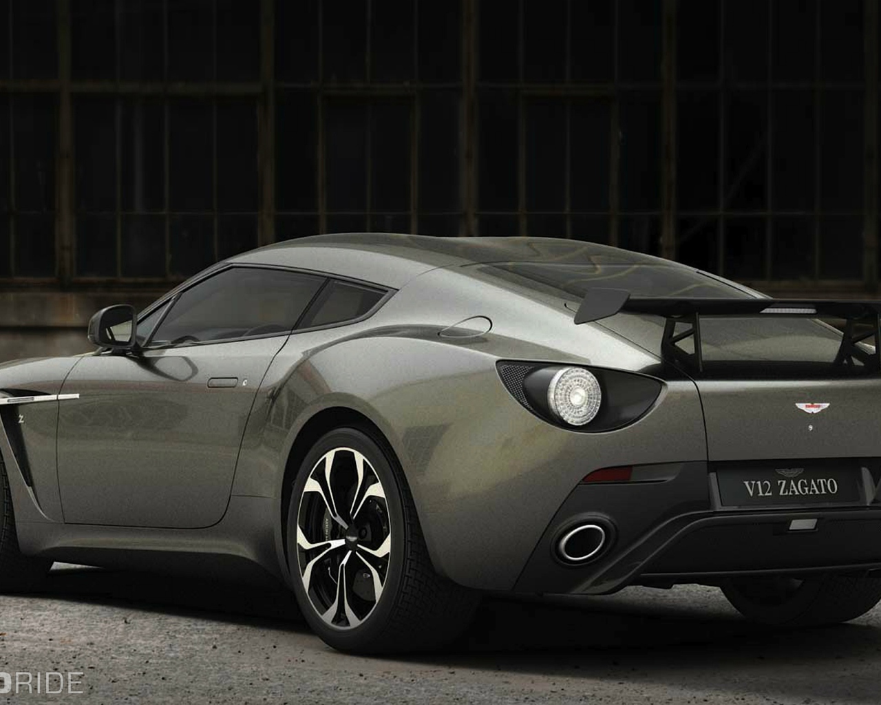 Красивый автомобиль Aston Martin v12 в Москве