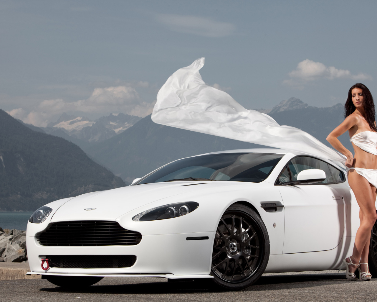 Красивый автомобиль Aston Martin v8 vantage