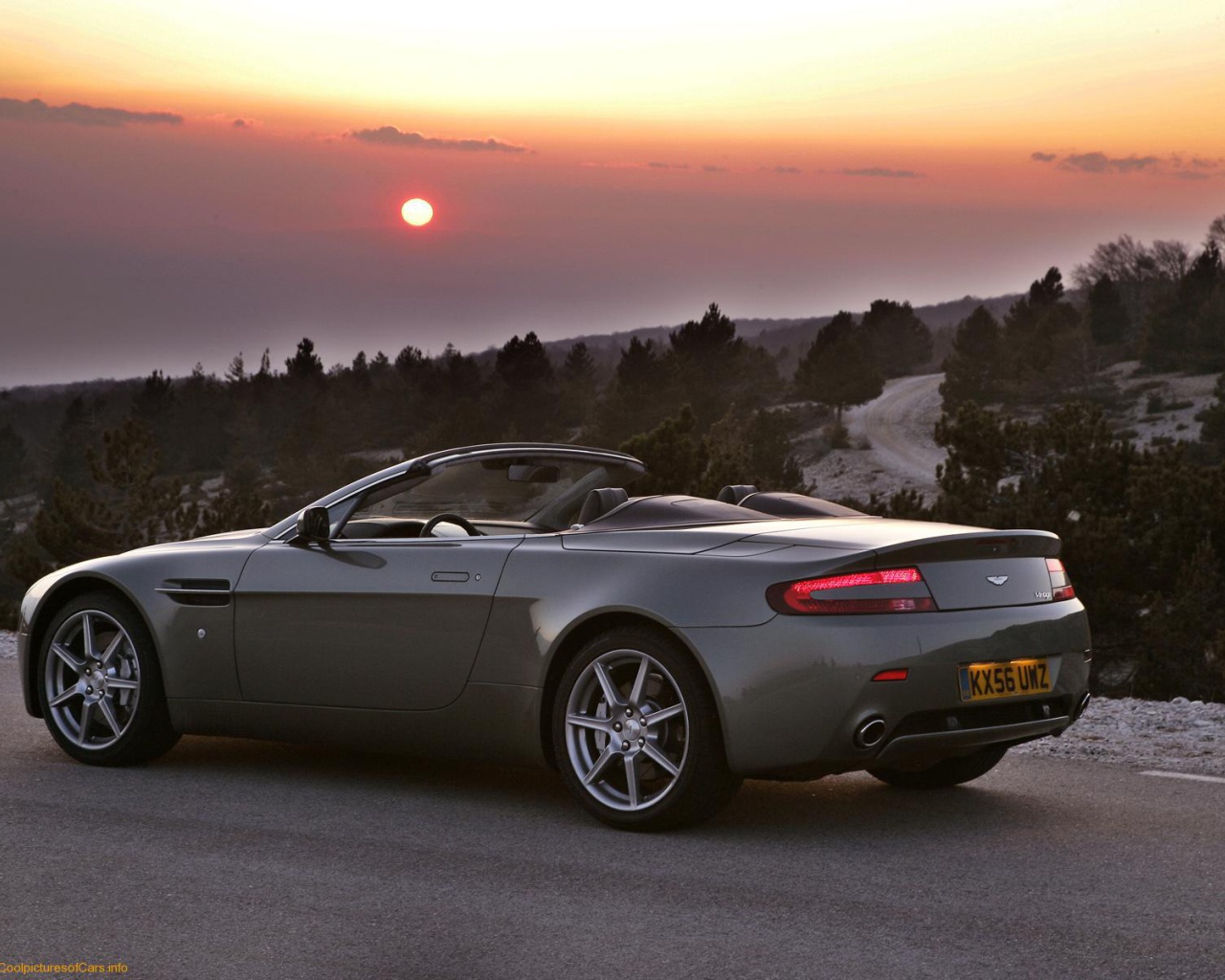 Красивый автомобиль Aston Martin v8 vantage в Москве