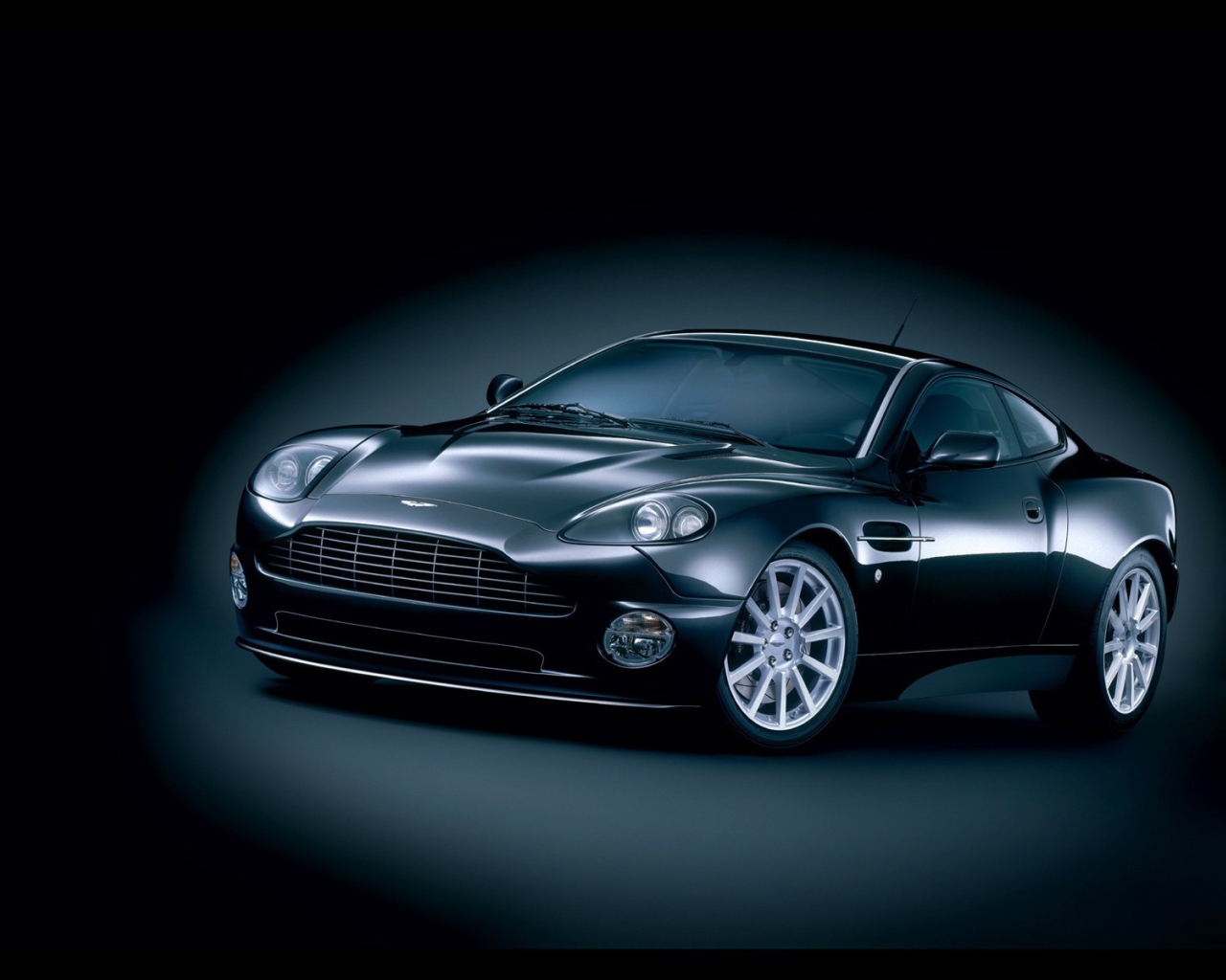 Красивый автомобиль Aston Martin vanquish