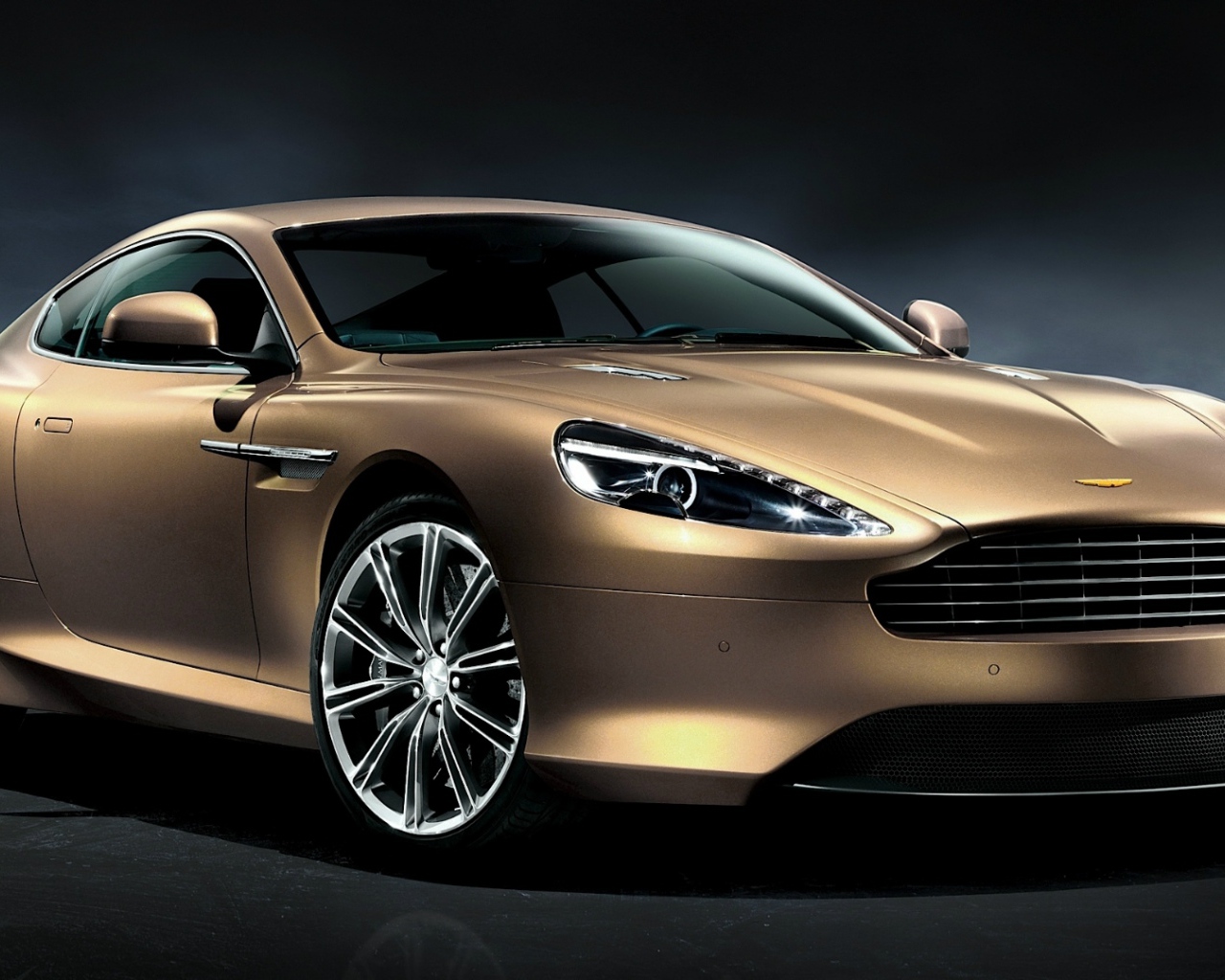 Красивый автомобиль Aston Martin virage