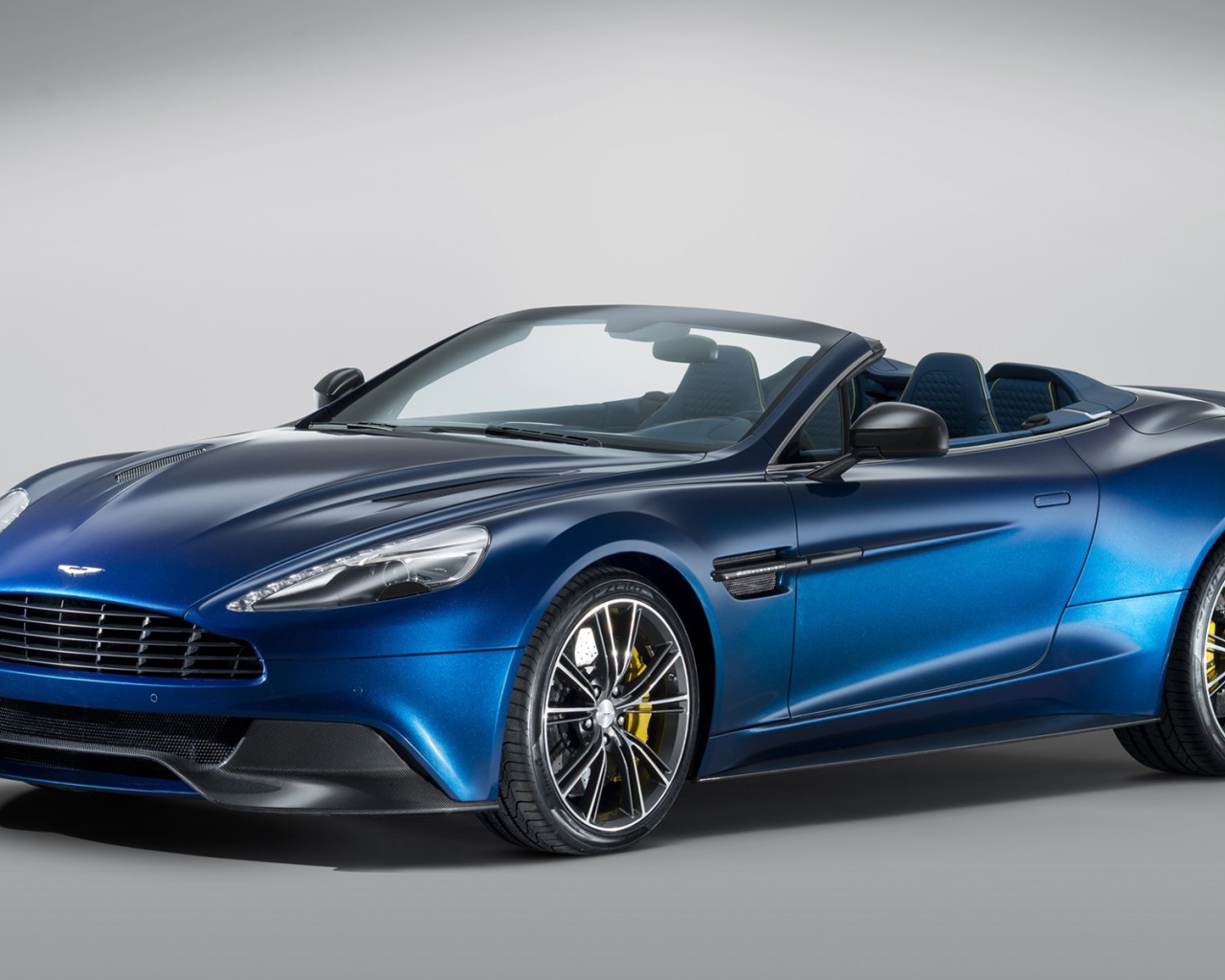 Красивый автомобиль Aston Martin volante
