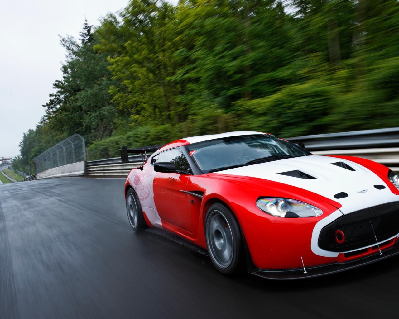 Красивый автомобиль Aston Martin zagato в Москве
