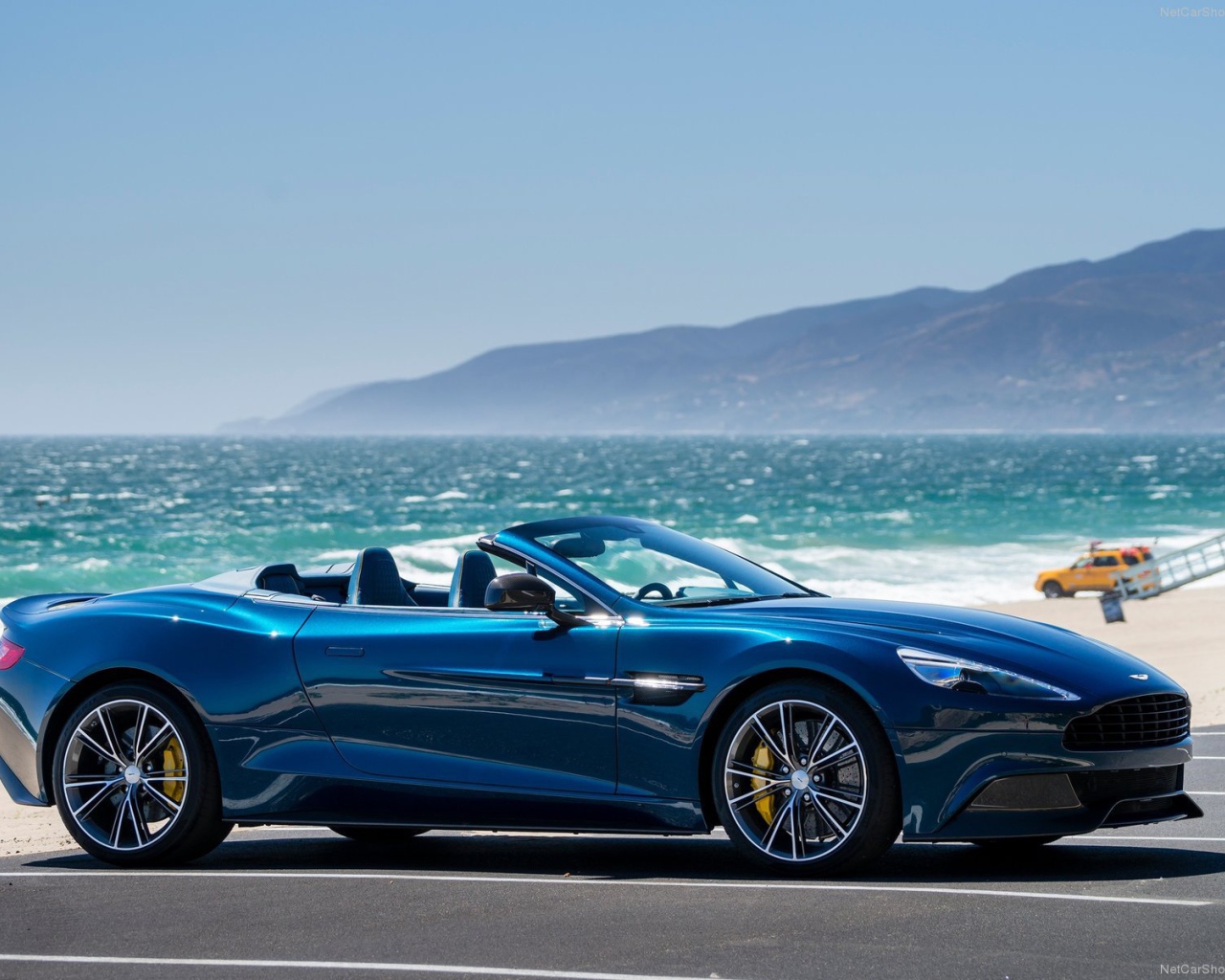 Красивый автомобиль Aston Martinvolante в Москве