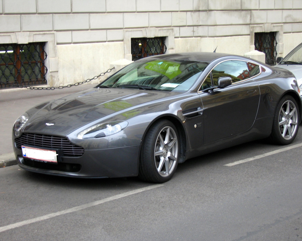 Автомобиль Aston Martin aspire на дороге