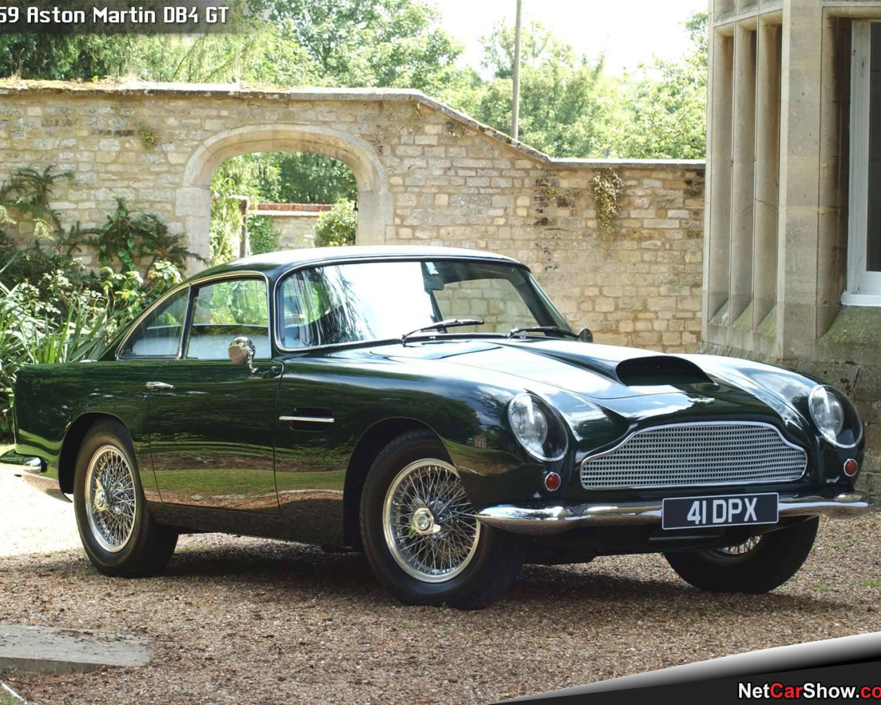 Автомобиль Aston Martin db4 на дороге