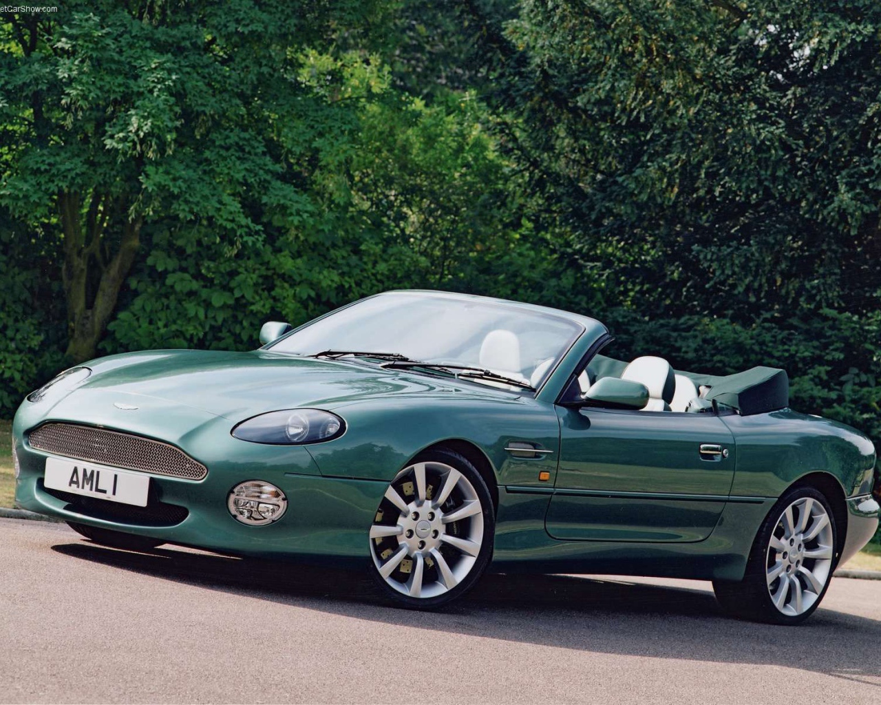 Автомобиль Aston Martin db7 на дороге