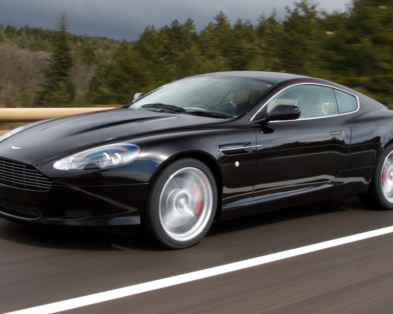 Автомобиль Aston Martin top gear на дороге