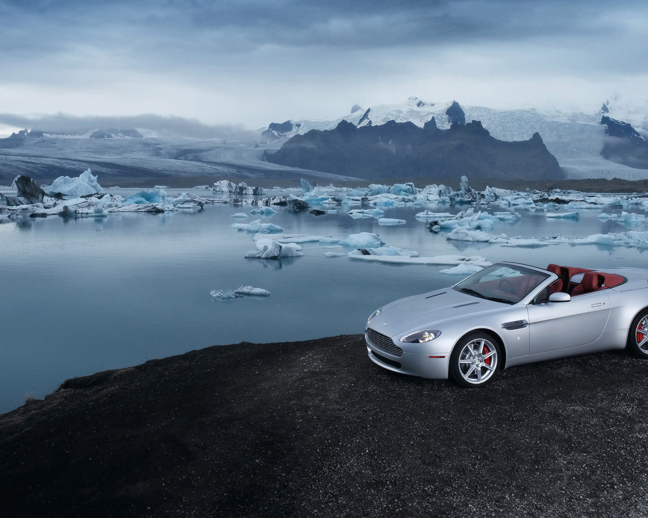 Автомобиль Aston Martin v8 vantage на дороге