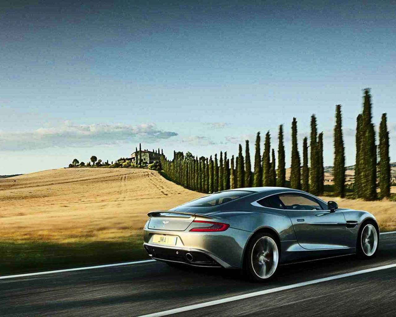 Автомобиль марки Aston Martin модели 2014