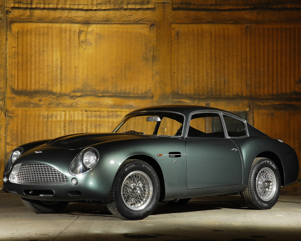 Автомобиль марки Aston Martin модели db4