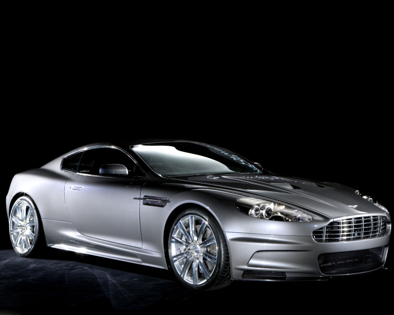 Автомобиль марки Aston Martin модели dbs