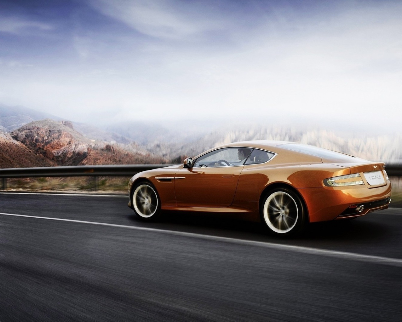 Автомобиль марки Aston Martin модели virage