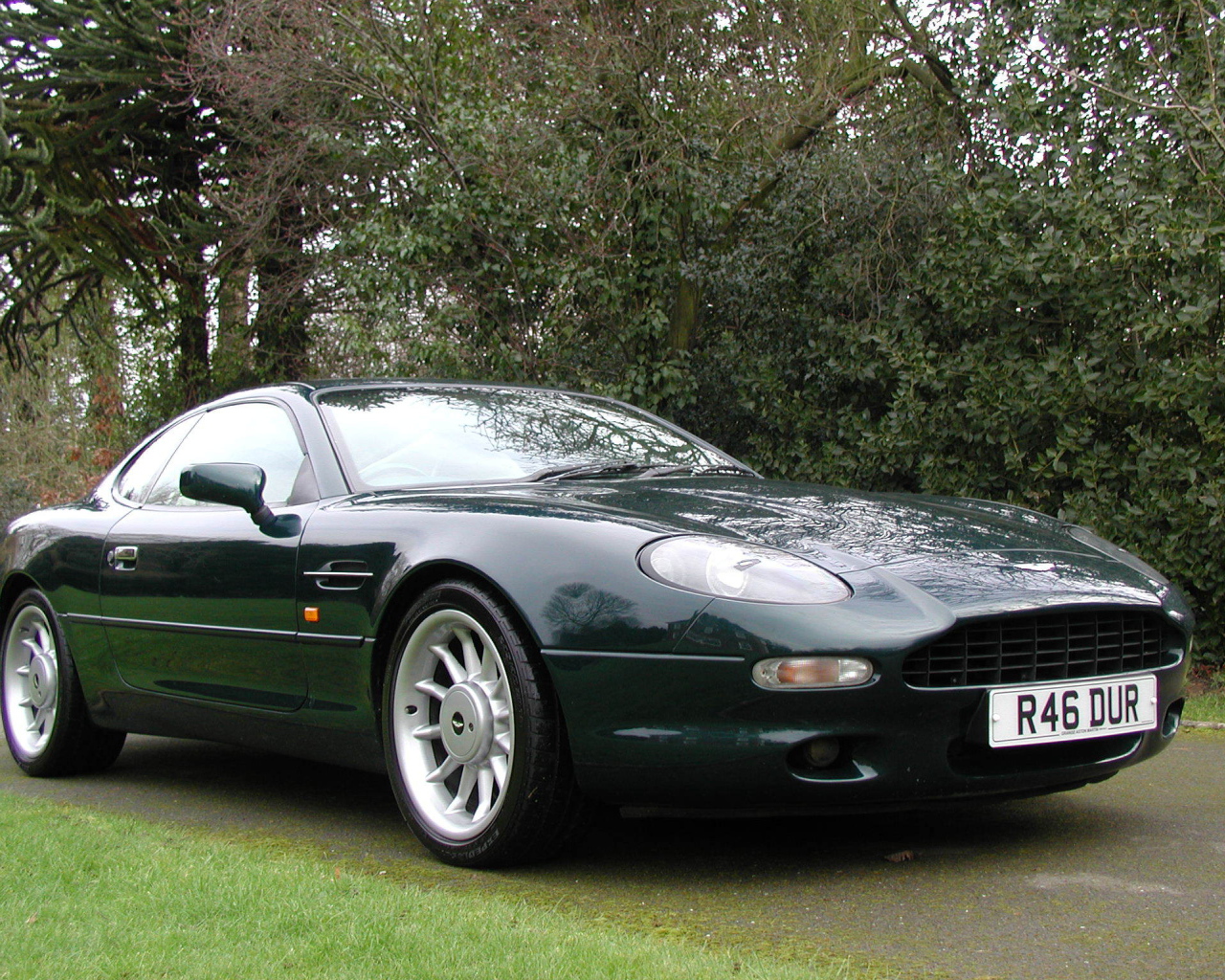 Автомобиль марки Aston Martin модели db7