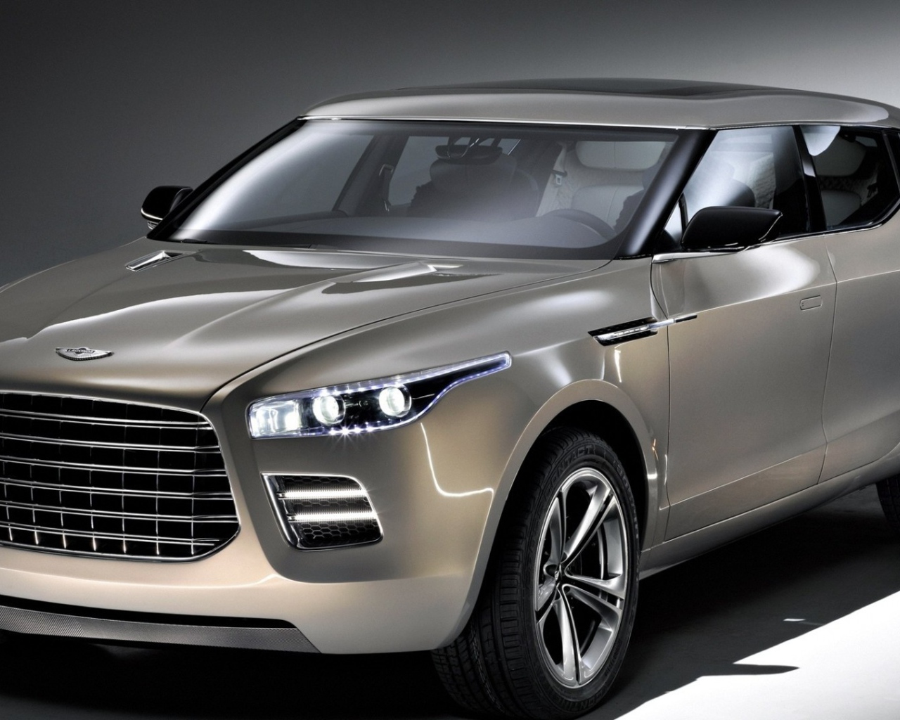 Автомобиль марки Aston Martin модели lagonda