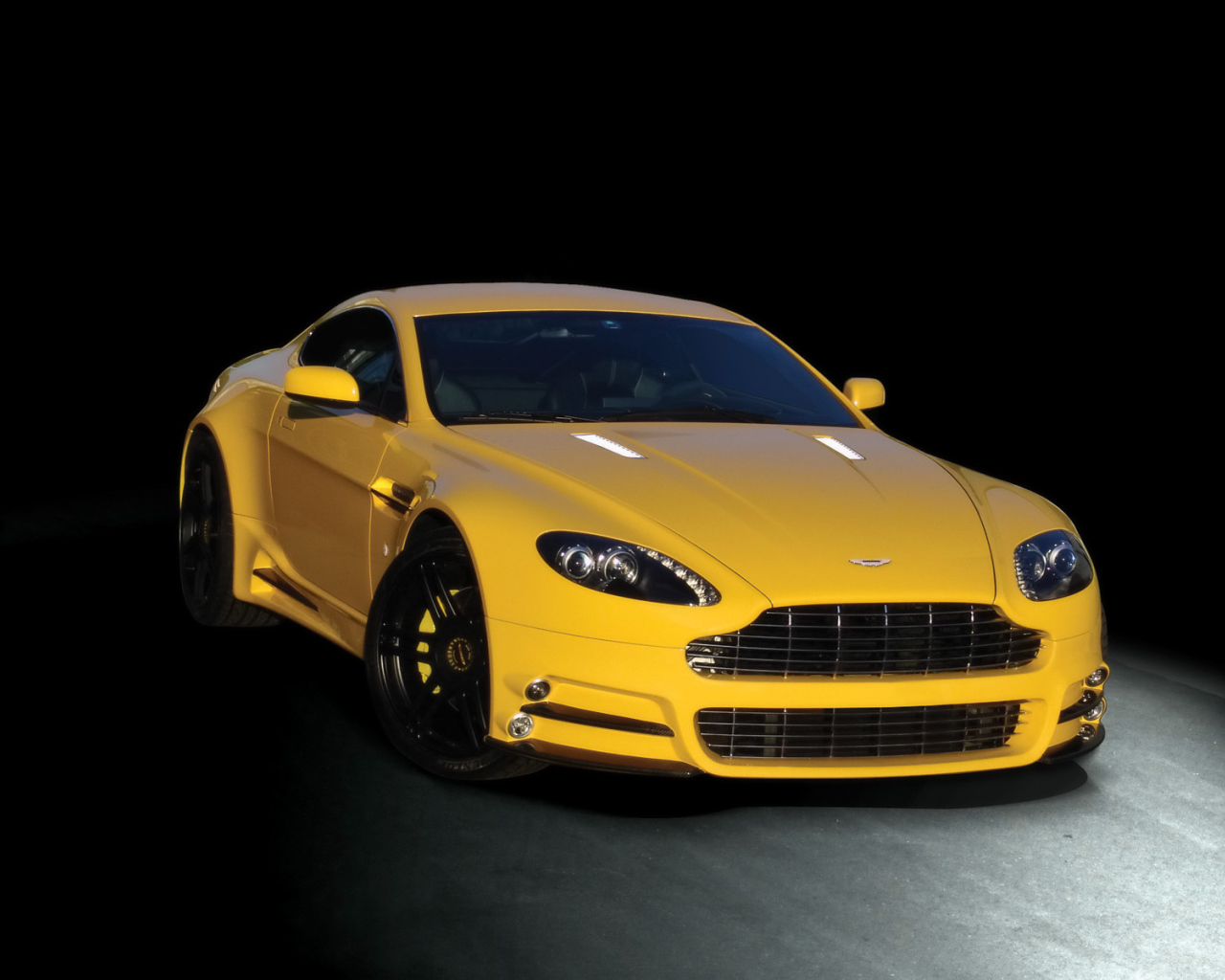 Автомобиль марки Aston Martin модели mansory