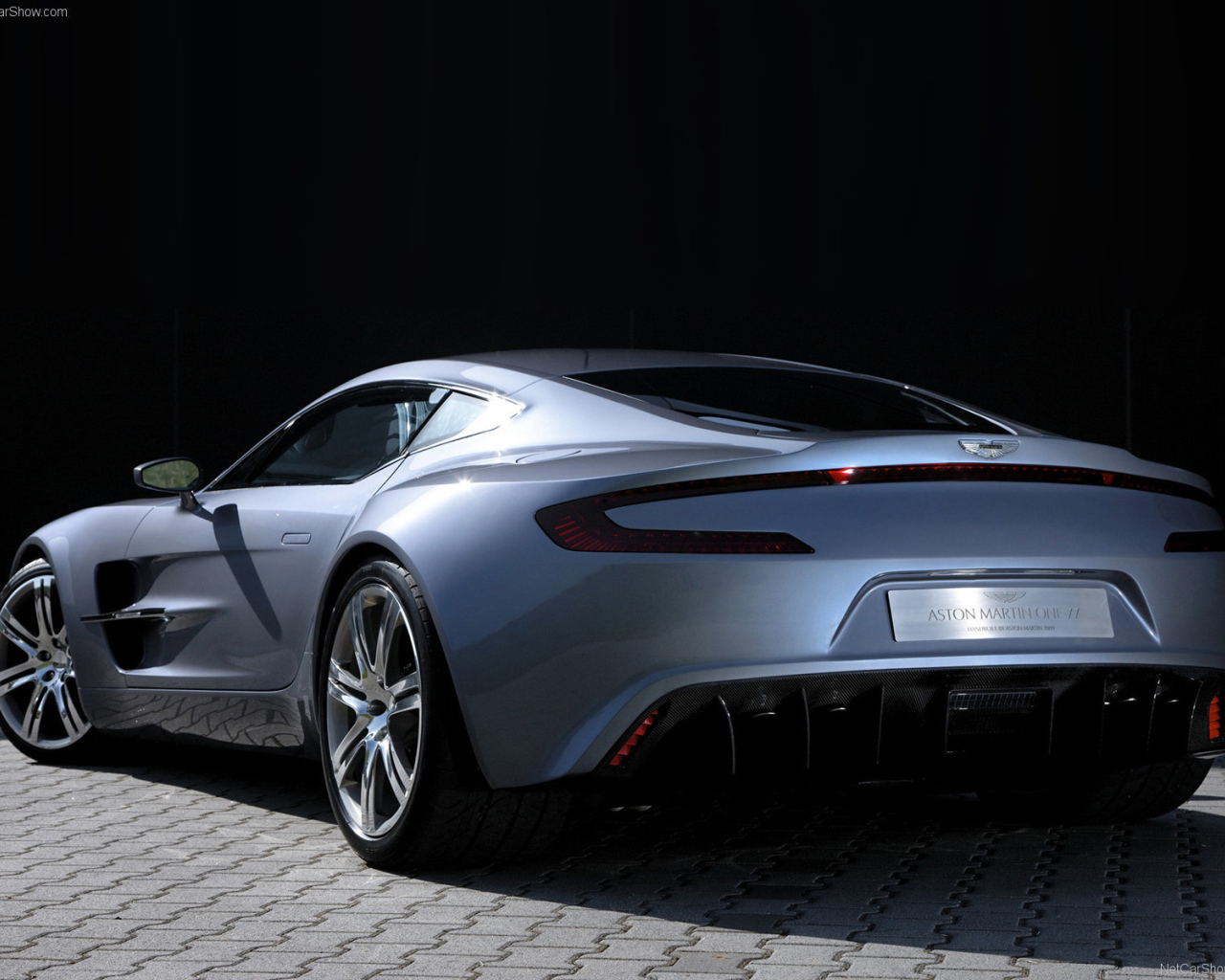 Автомобиль марки Aston Martin модели one 77
