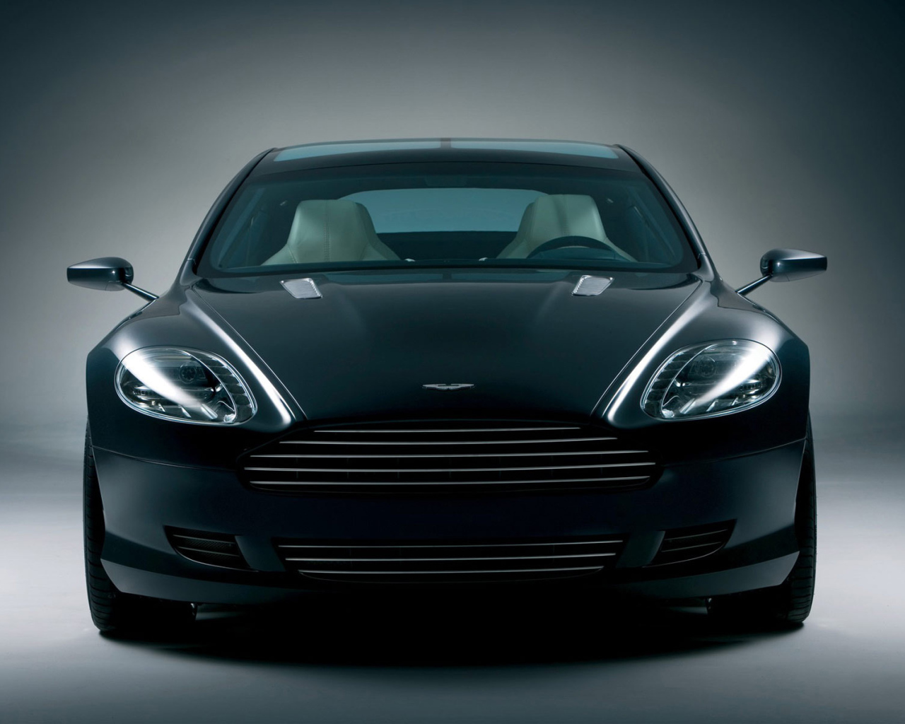 Автомобиль марки Aston Martin модели rapide