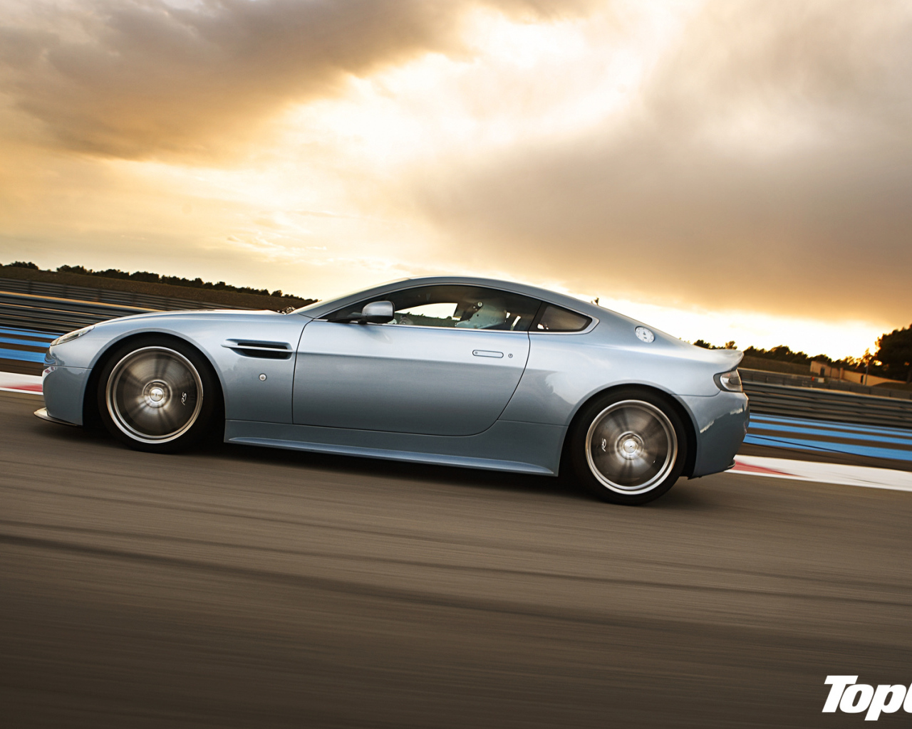 Автомобиль марки Aston Martin модели top gear