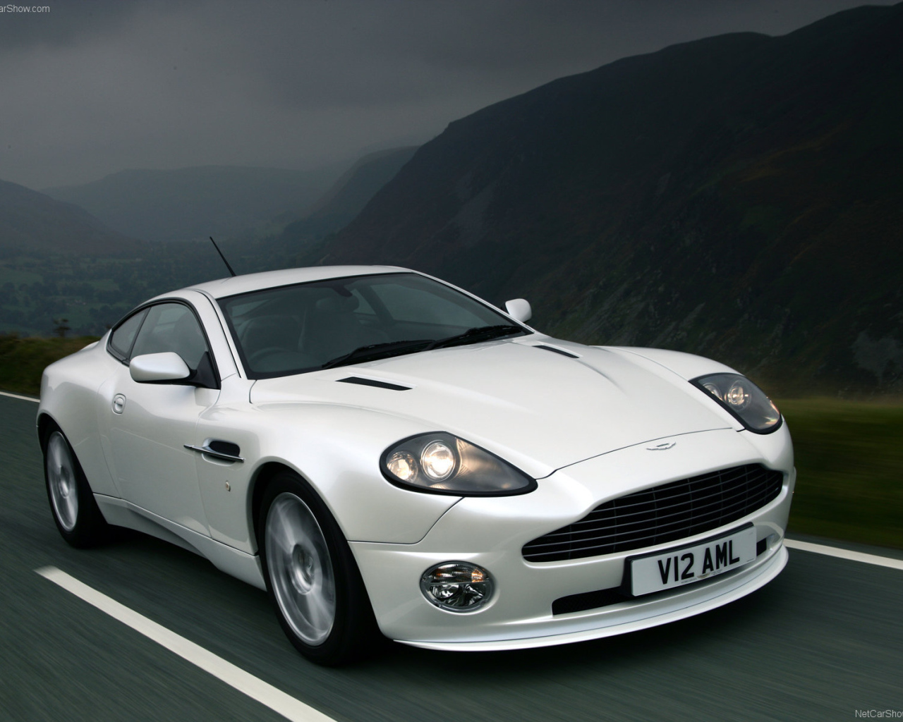 Автомобиль марки Aston Martin модели v12